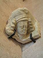 Corbeau d'angle a tete humaine, gres, XIVe, prov. eglise St-Nazaire, musee de Carcassonne (2)